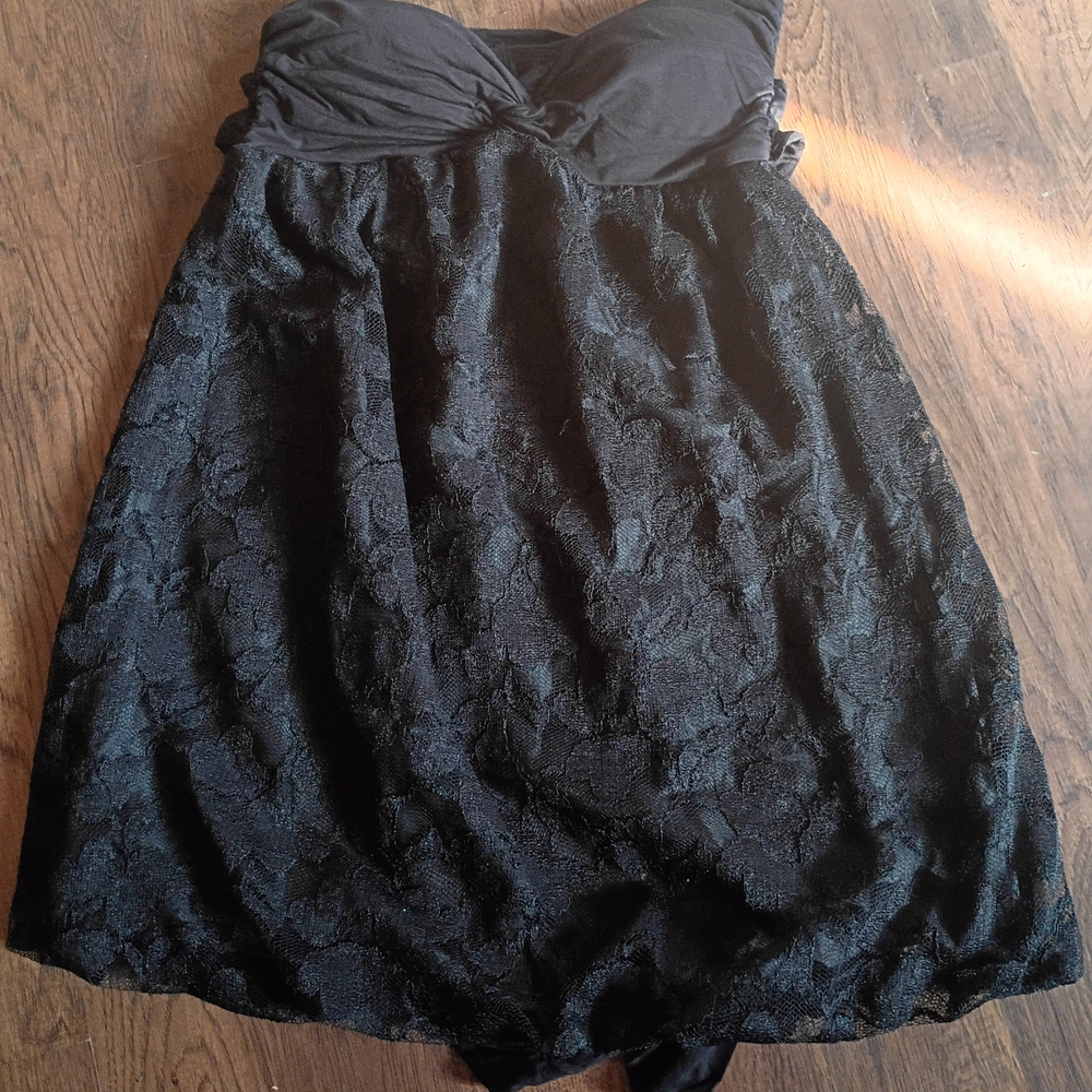 Elegant Strapless Black Lace Dress
